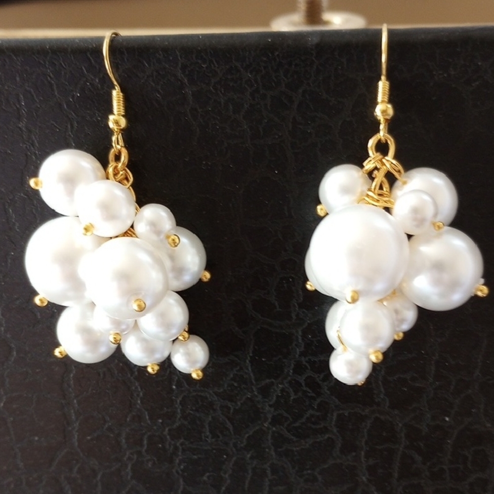 11-PEARL, EACH EARRING; WHITE SOUTH SEA PEARL PAIR OF GRADUATED NATURAL EDISON
